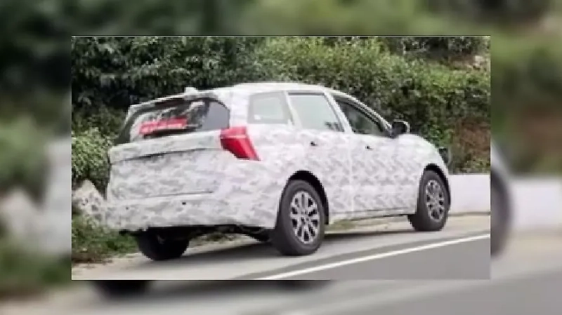 Mahindra XUV700 Right Rear Three Quarter