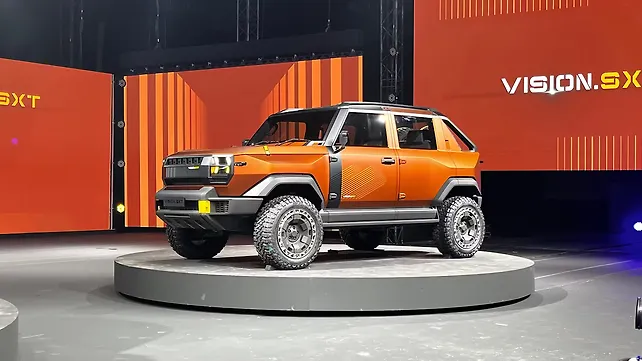 Mahindra SXT Left Front Three Quarter