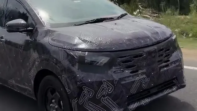 Nissan New MPV Right Front Three Quarter